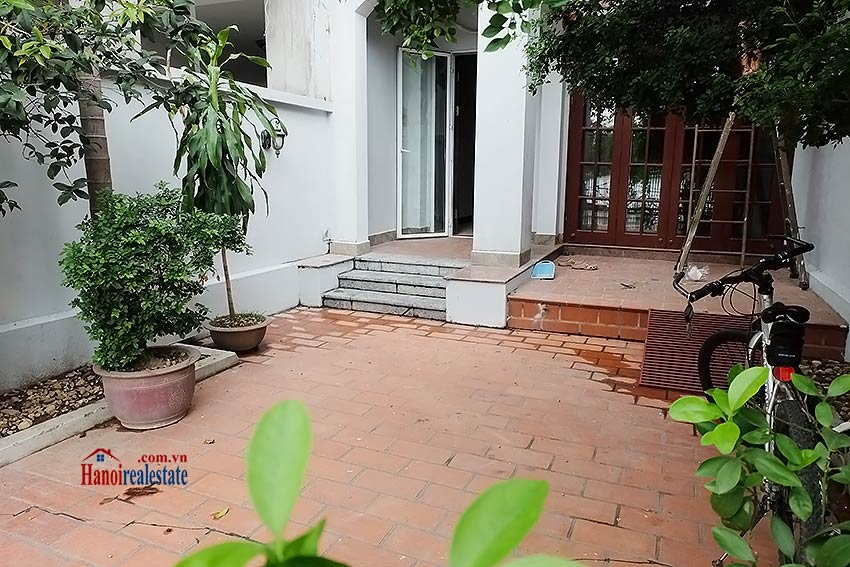 West lake view 04BRs house to rent on Quang An with courtyard, unfurnished 2