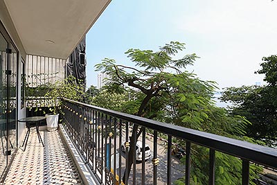 Westlake view 02 bedroom apartment on Xuan Dieu, huge balcony